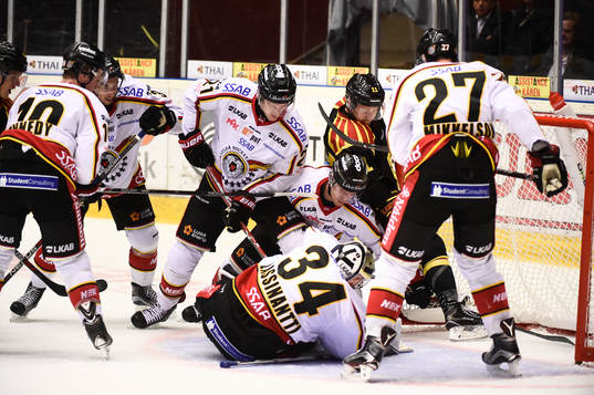 Brynäs Kevin Clark oroar framför Luleås Bill Sweatt,