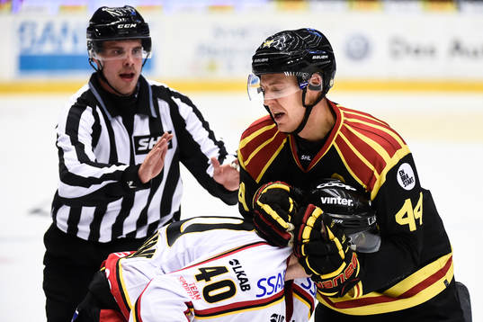 Brynäs Jacob Blomqvist och Luleås Kael Mouillierat i bråk