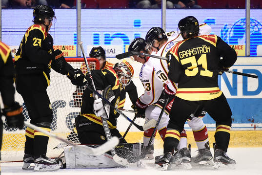 Oroligt framför Brynäs målvakt Felix Sandström och