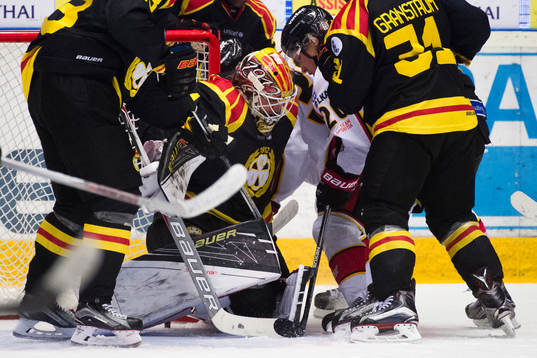 Situation framför Brynäs målvakt Felix Sandström vilket