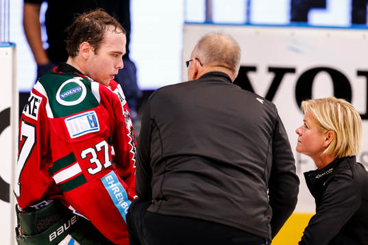 Frölundas målvakt Johan Gustafsson ses om hand