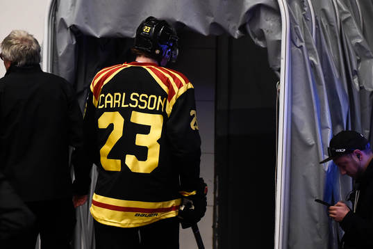 Brynäs Lucas Carlsson lämnar isen