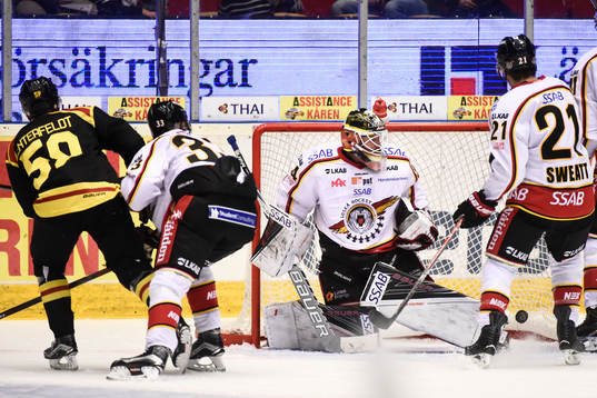 Brynäs Sebastian Enterfeldt gör 4-2 bakom Luleås