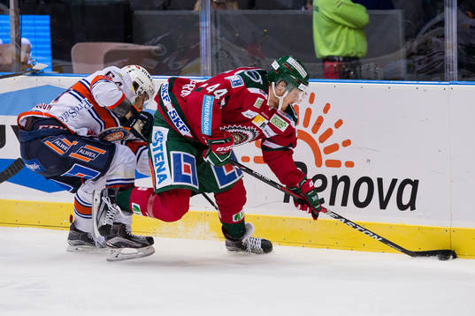 Frölundas Pontus Widerström före Växjös Eric Martinsson