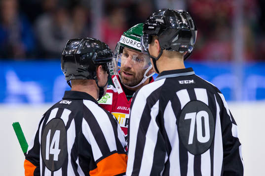 Frölundas Joel Lundqvist pratar med domare Marian Rohatsch