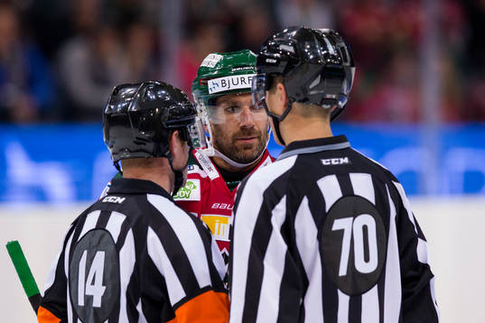 Frölundas Joel Lundqvist pratar med domare Marian Rohatsch