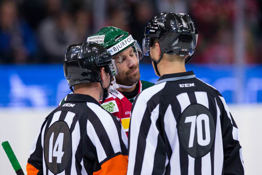 Frölundas Joel Lundqvist pratar med domare Marian Rohatsch