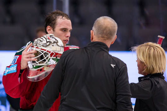 Frölundas målvakt Johan Gustafsson kontrolleras av läkare