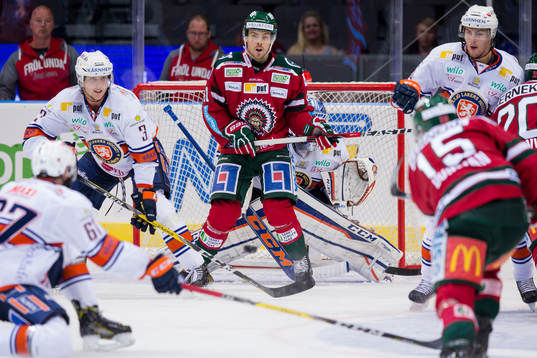 Frölundas Matt Donovan skjuter ett skott mot Mats Rosseli