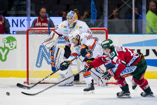 Växjös Cory Murphy före Frölundas Patrik Carlsson