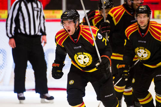 Brynäs Pathrik Westerholm och Ponthus Westerholm jublar