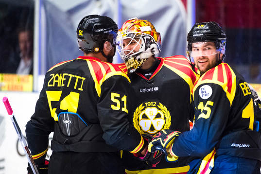 Brynäs Marc Zanetti , målvakt Felix Sandström och Simon