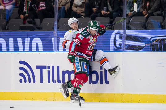 Frölundas Joel Lundqvist tacklar Växjös Joakim Hillding