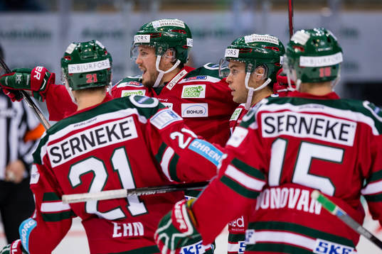Frölundas Sebastian Stålberg jublar och blir omfamnad