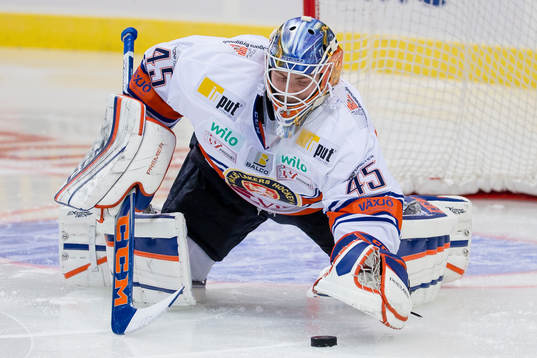 Växjös målvakt Viktor Andrén blockerar en puck
