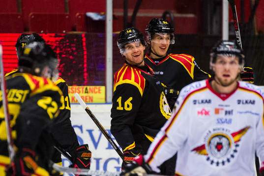 Brynäs Daniel Paille och Oskar Lindblom jublar
