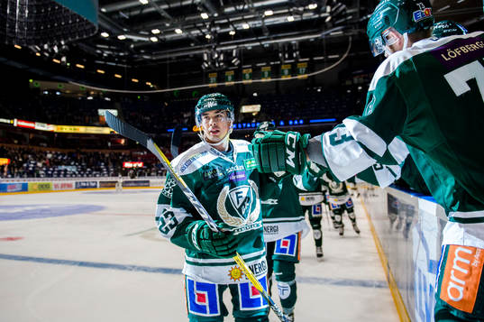 Färjestads Tim Stapleton jublar