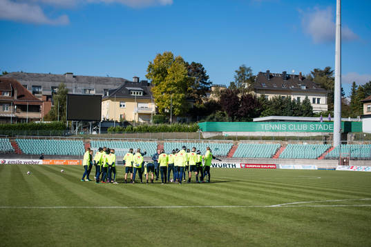 Sveriges spelare samlas på Stade Josy Barthel