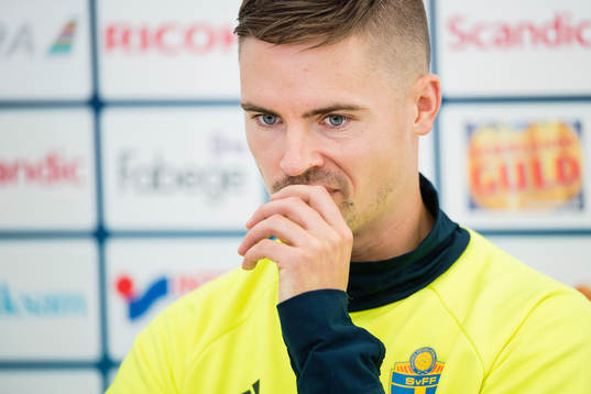 Sveriges Mikael Lustig  deltar i en presskonferens