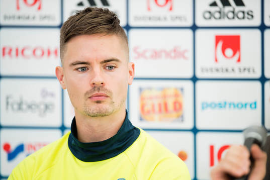 Sveriges Mikael Lustig  deltar i en presskonferens