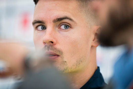 Sveriges Mikael Lustig  deltar i en presskonferens