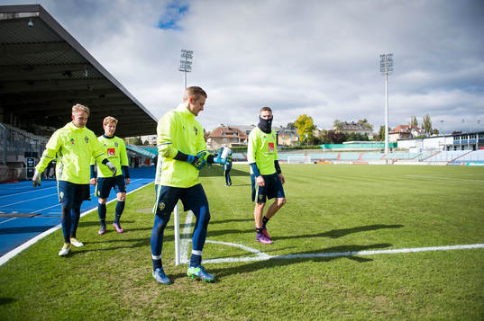 Sveriges målvakt Patrik Carlgren , Marcus Berg bredvid