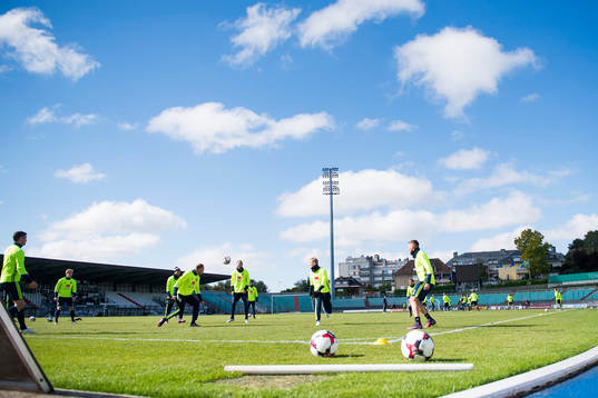 Sveriges spelare värmer upp på Stade Josy Barthel