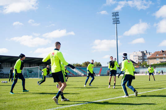 Sveriges Ludwig Augustinsson tar ner bollen på bröstet