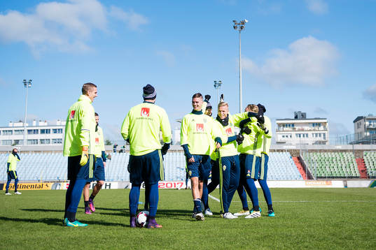 Sveriges målvakt Robin Olsen, Mikael Lustig, Oscar Wendt