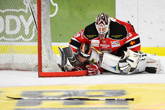 Malmö Redhawks målvakt Oscar Alsenfelt trycker till