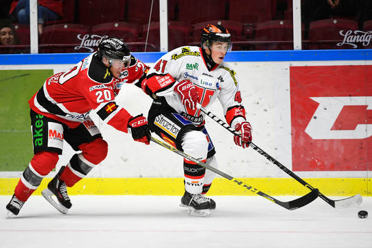 Malmö Redhawks Erik Forssell och Örebros Joel Mustonen