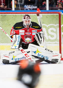 Skott mot Malmö Redhawks målvakt Oscar Alsenfelt