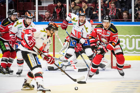 Örebros Michael Haga försöker nå Örebros Siim Liivik