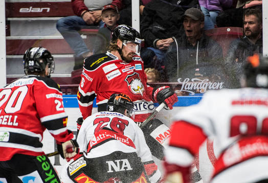 Malmö Redhawks Stefan Warg trycks upp mot sargen av