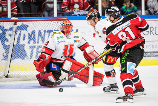 Malmö Redhawks Ilari Filppula mot Örebros målvakt Julius