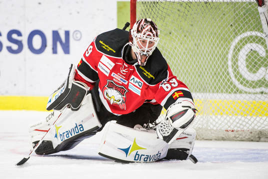 Malmö Redhawks målvakt Oscar Alsenfelt med pucken