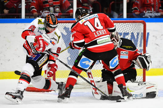 Örebros Kalle Olsson oroar framför Malmö Redhawks
