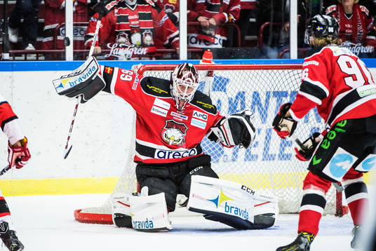 Malmö Redhawks målvakt Oscar Alsenfelt gör en räddning