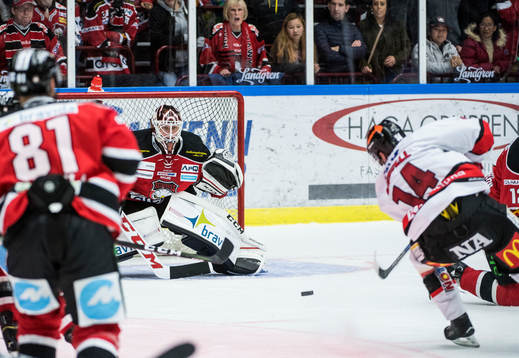 Örebros Tom Wandell skjuter ett skott på Malmö Redhawks