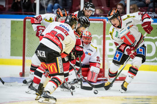 Malmö Redhawks Nichlas Hardt mot Örebros Libor Hudacek