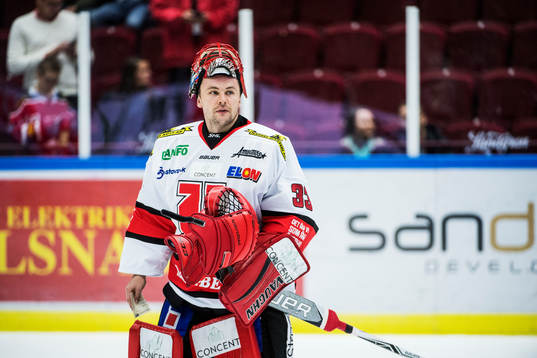 Örebros målvakt Julius Hudacek deppar