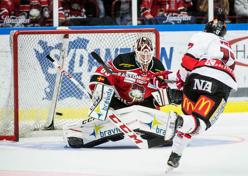 Örebros Daniel Viksten missar straffen på Malmö Redhawks