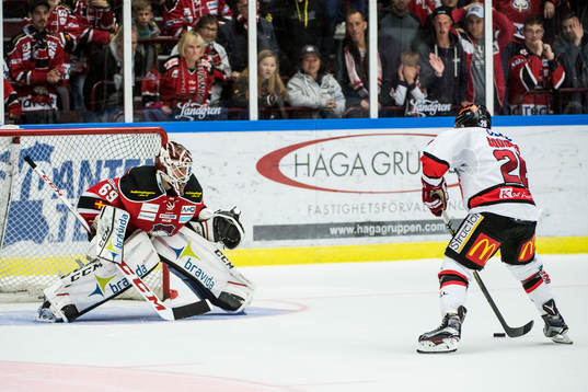 Örebros Greg Squires missar straffen på Malmö Redhawks