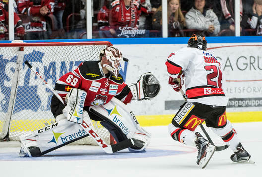 Örebros Greg Squires missar straffen på Malmö Redhawks