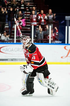 Malmö Redhawks målvakt Oscar Alsenfelt jublar