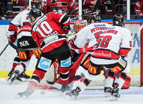 Malmö Redhawks Robin Alvarez mot Örebros målvakt Julius
