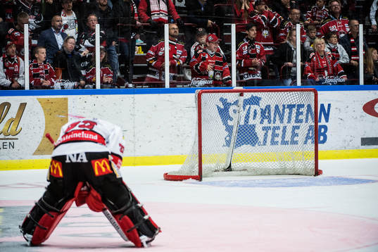 Örebros målvakt Julius Hudacek deppar