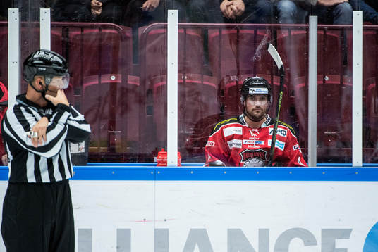Malmö Redhawks Noah Welch deppar i utvisningsbåset