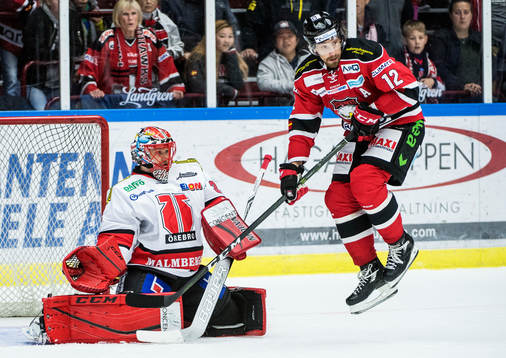 Malmö Redhawks Andreas Thuresson hoppar framför Örebros
