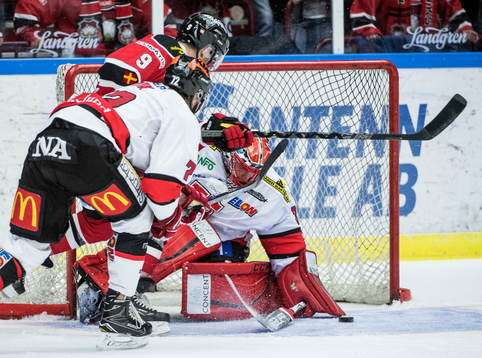 Malmö Redhawks Frederik Storm framför Örebros målvakt